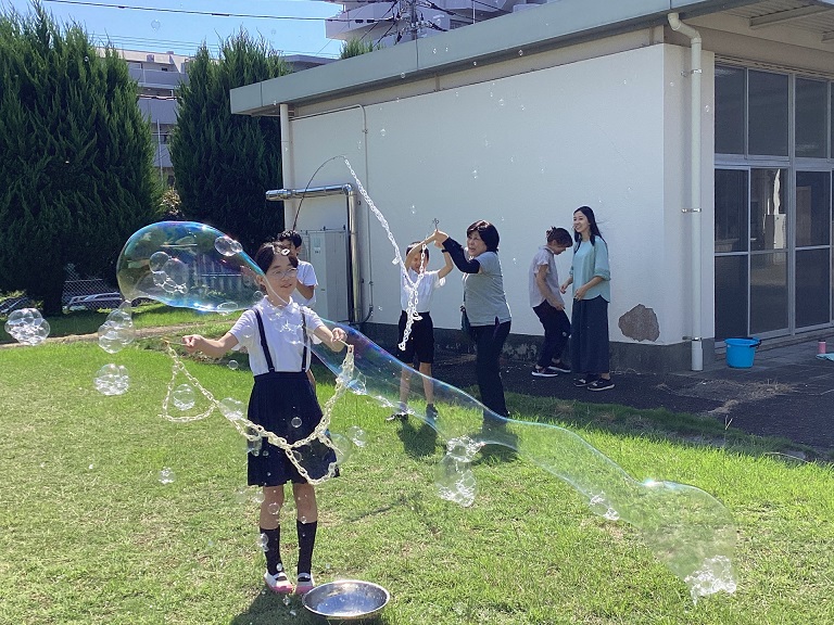 見て~!大きなシャボン玉!!