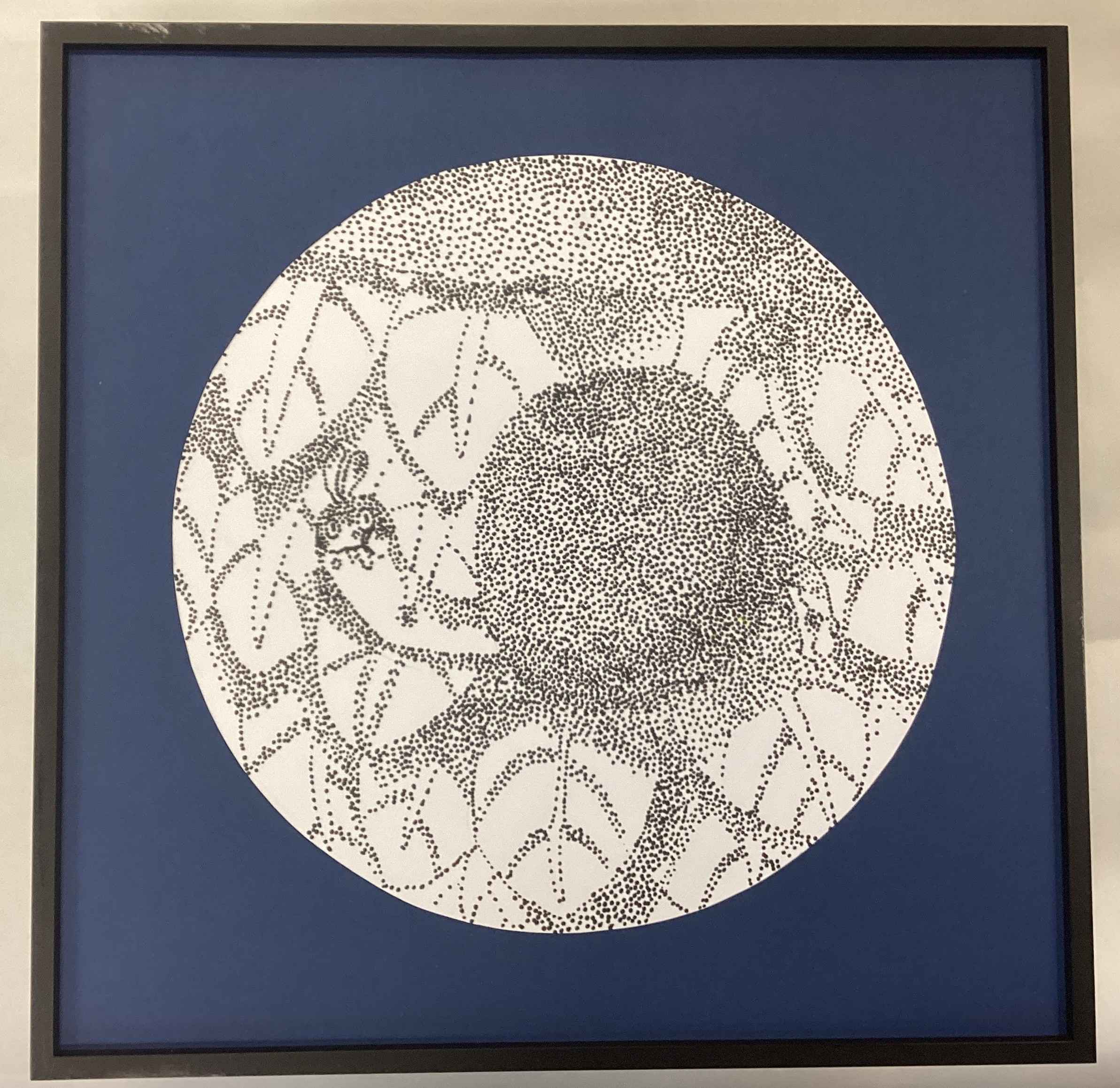 リンゴを食べるイモムシ