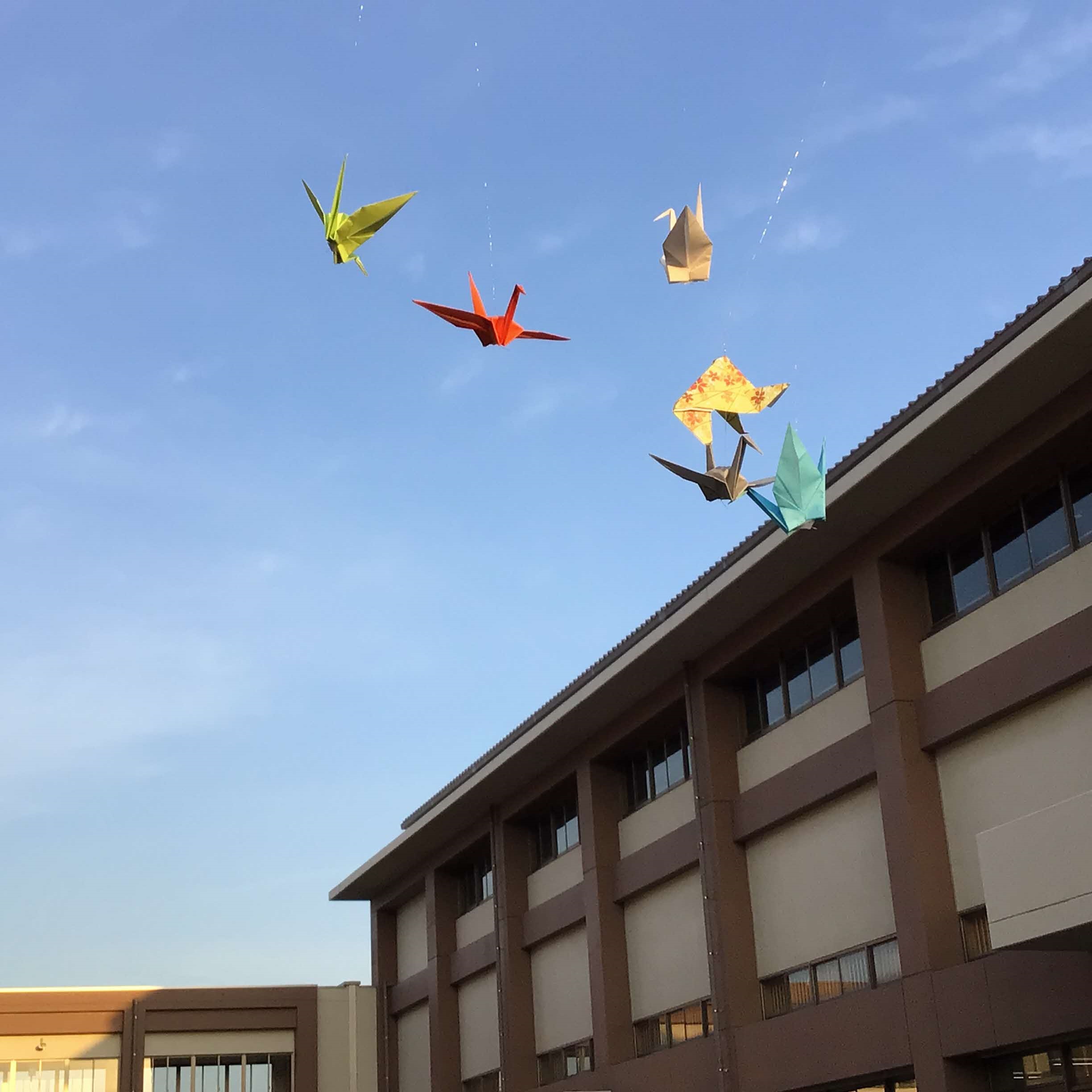 空を飛ぶ折り鶴